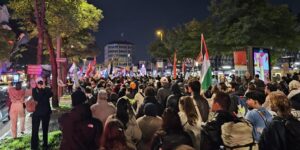 Am Abend des 3. Oktobers versammelten sich 4.000 Menschen am Hamburger Hauptbahnhof, um ihrer Wut über den israelischen Angriff auf die zivile Hilfsflotte für Gaza auszudrücken.
