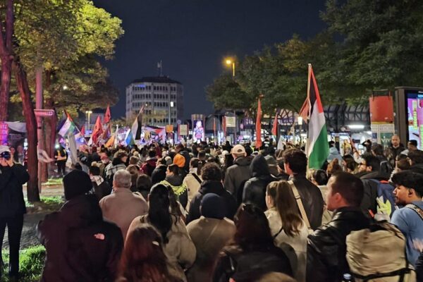 Am Abend des 3. Oktobers versammelten sich 4.000 Menschen am Hamburger Hauptbahnhof, um ihrer Wut über den israelischen Angriff auf die zivile Hilfsflotte für Gaza auszudrücken.
