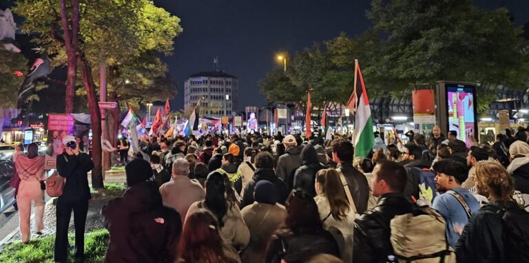 Am Abend des 3. Oktobers versammelten sich 4.000 Menschen am Hamburger Hauptbahnhof, um ihrer Wut über den israelischen Angriff auf die zivile Hilfsflotte für Gaza auszudrücken.