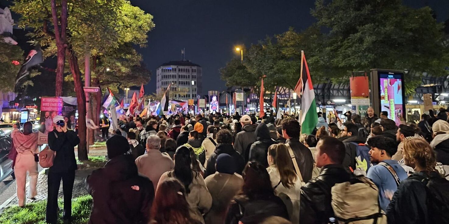 Am Abend des 3. Oktobers versammelten sich 4.000 Menschen am Hamburger Hauptbahnhof, um ihrer Wut über den israelischen Angriff auf die zivile Hilfsflotte für Gaza auszudrücken.