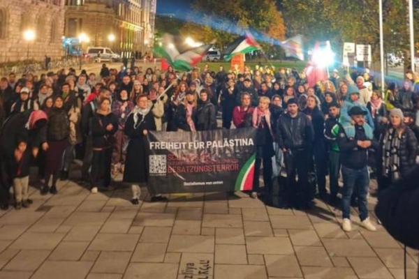 Aktivist:innen in Leipzig übergeben Unterschriften gegen Waffenlieferungen an Israel