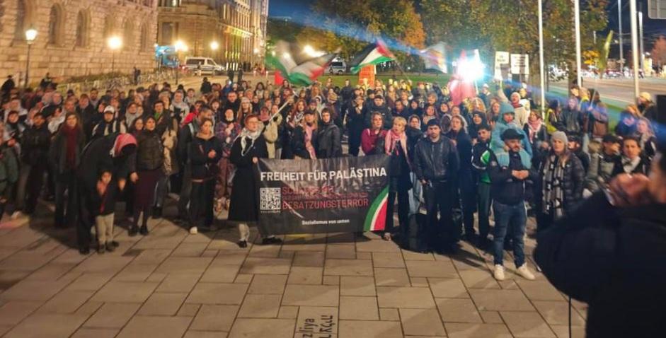 Aktivist:innen in Leipzig übergeben Unterschriften gegen Waffenlieferungen an Israel