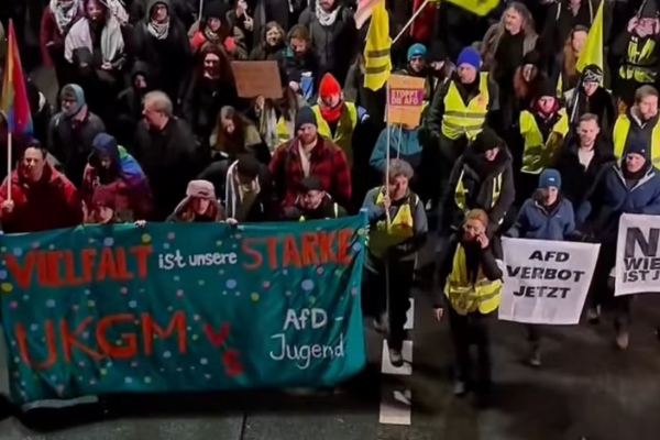 Beschäftigte des UKGM beteiligten sich an der Großdemonstration gegen die Neugründung der AfD-Jugend in Gießen. Auf ihrem Transpi steht: »Vielfalt ist unsere Stärke. UKGM vs AfD-Jugend«.