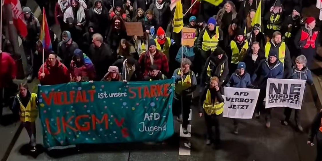 Beschäftigte des UKGM beteiligten sich an der Großdemonstration gegen die Neugründung der AfD-Jugend in Gießen. Auf ihrem Transpi steht: »Vielfalt ist unsere Stärke. UKGM vs AfD-Jugend«.