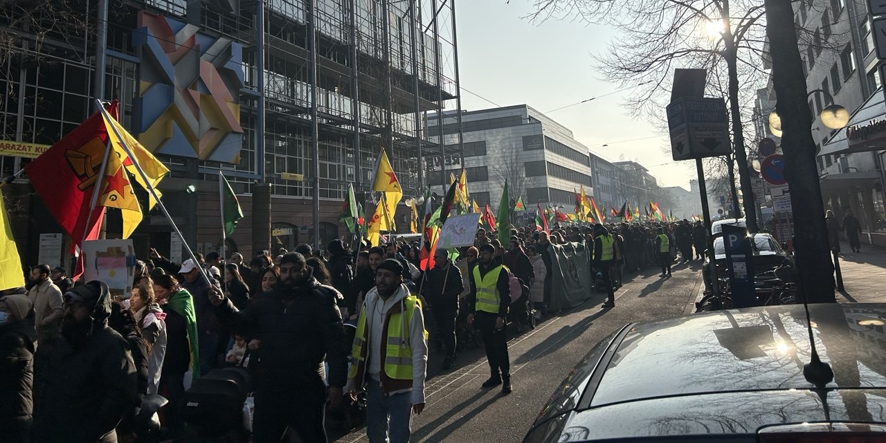 Unter dem Motto »Hände weg von Rojava« setzten 10.000 Menschen ein klares Zeichen gegen die Angriffe auf die Selbstverwaltung in Nord- und Ostsyrien.