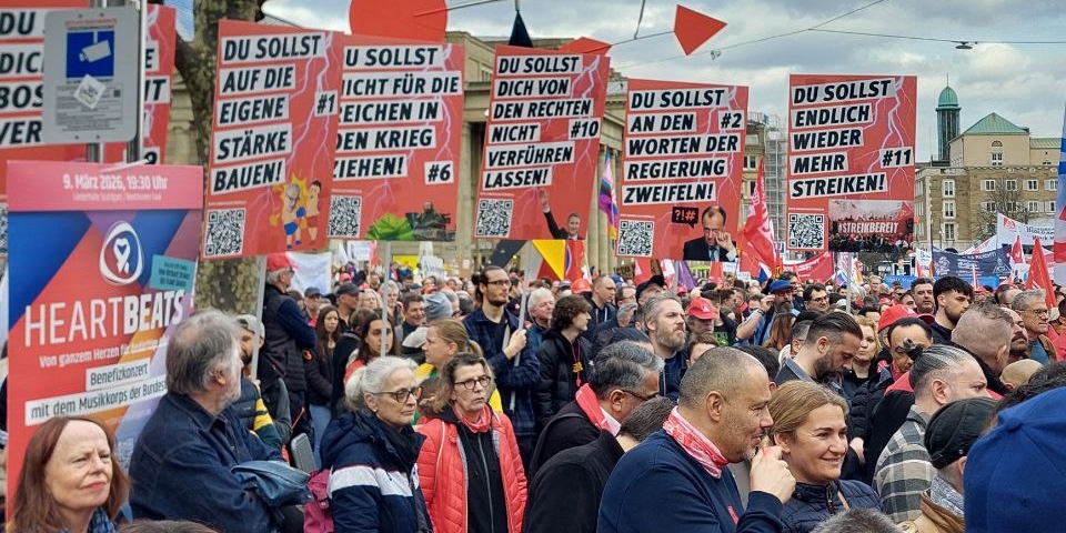 Demonstrant:innen auf einer Kundgebung unter dem Motto »Kommunen am Limit - Menschen brauchen Zukunft!« am 01.03.26 in Stuttgart.