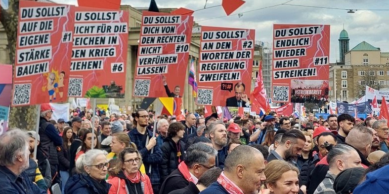 Demonstrant:innen auf einer Kundgebung unter dem Motto »Kommunen am Limit - Menschen brauchen Zukunft!« am 01.03.26 in Stuttgart.