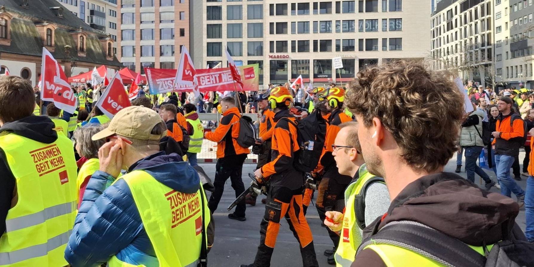 Beschäftige und Gewerkschafter:innen im öffentlichen Dienst streikten für ihre Forderungen.