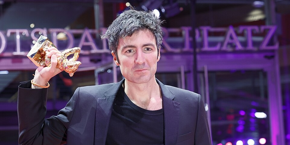 Ilker Çatak posiert mit dem Goldenen Bären für den besten Film für »Gelbe Briefe« auf dem roten Teppich nach der Preisverleihung der Berlinale 2026 in Berlin