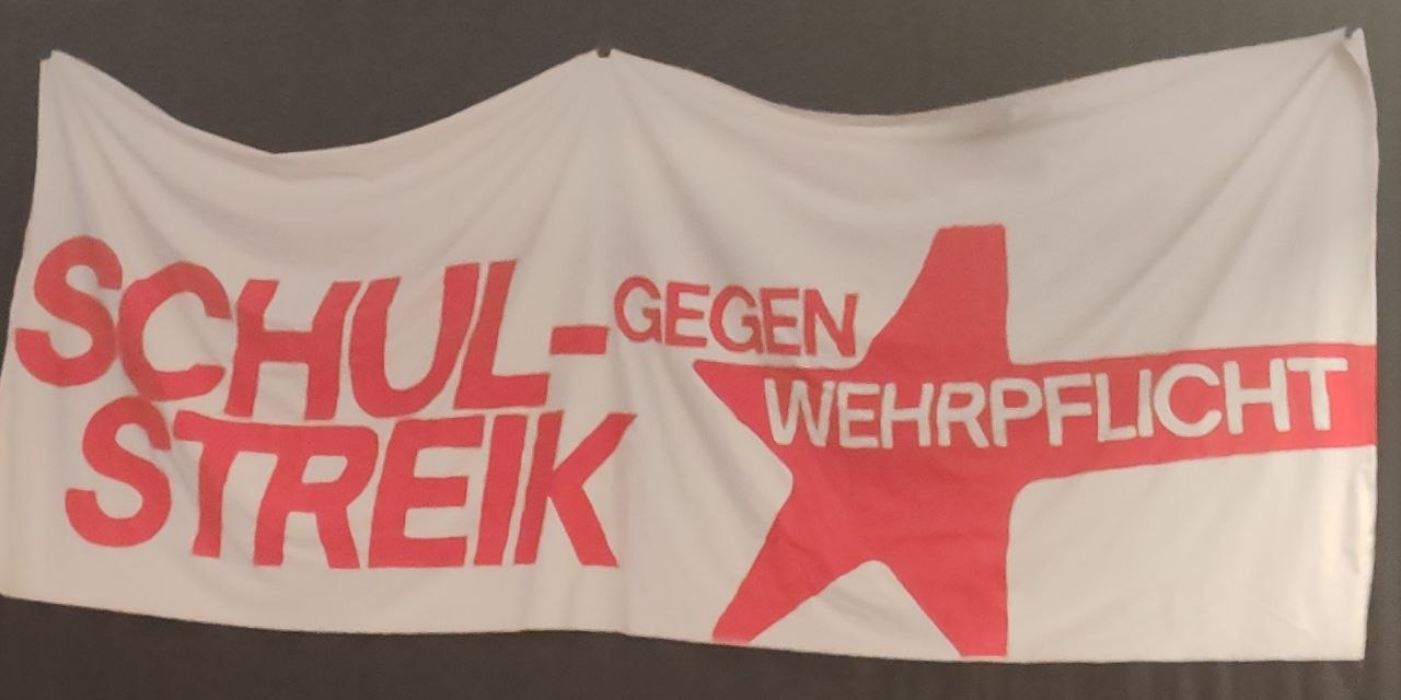 Aufgehängtes Schulstreik-Transparent