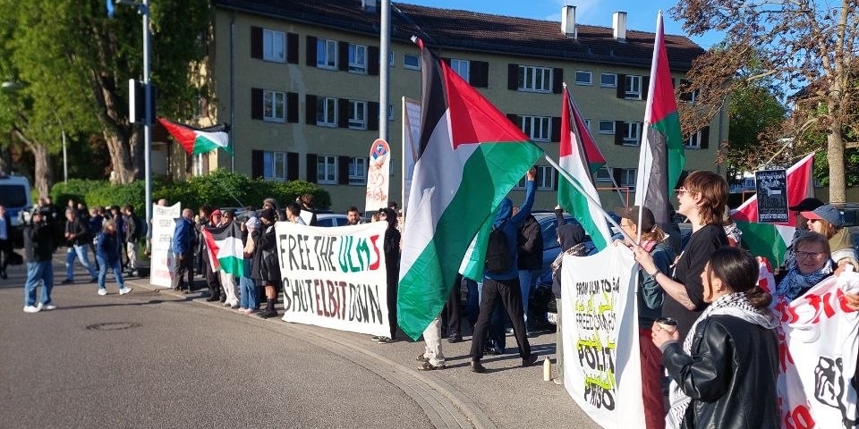 Solidarische Menschen haben sich vor dem Prozessgebäude versammelt und protestieren gegen die Anklage gegen die Ulm5
