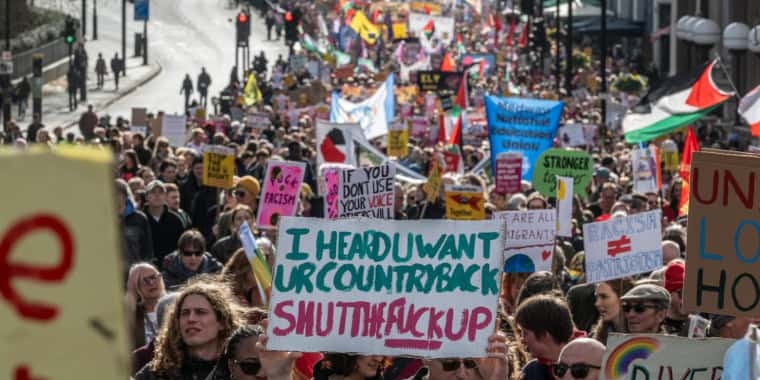 500.000 Menschen protestiere in London gegen die extreme Rechte.
