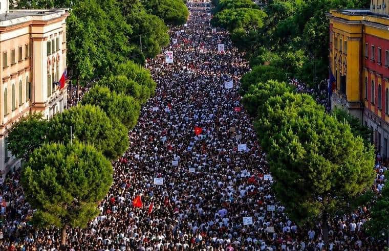 Hunderttausende demonstrieren auf den Straßen von Tirana, der Hauptstadt von Albanien.