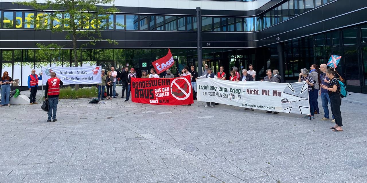 Kundgebung gegen Bundeswehr an Schulen