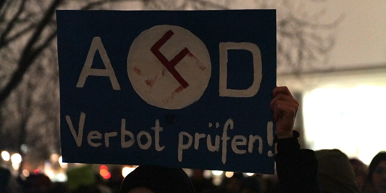Ein Demoschild mit dem Aufruf ein AFD-Verbot zu prüfen