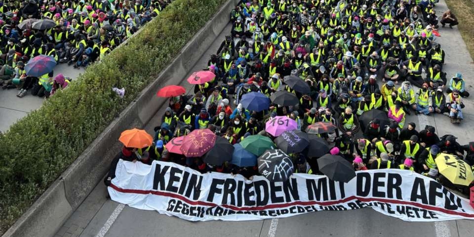 Antifaschist:innen blockiere eine Zufahrtsstraße zum AFD-Parteitag in Erfurt