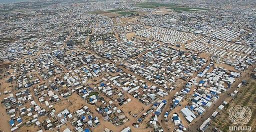 Das Al-Mawasi Flüchtlingslager, in dem Vertriebene Palästinenser:innen in Zelten leben, Gazastreifen (Foto: UNRWA, CC BY-SA 4.0)