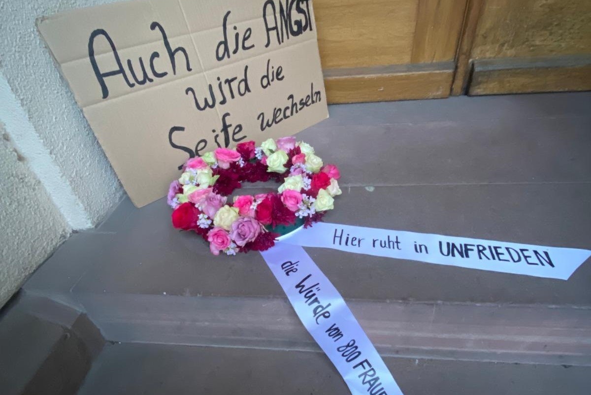 Blumenkranz gesteckt und abgelegt am Landgericht Freiburg von Betroffenen des Missbrauchs.