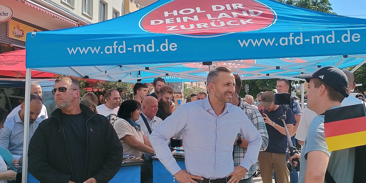Ulrich Siegmund von der AfD bei einem Infostand