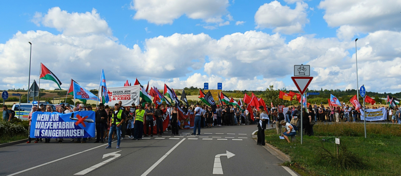 Demozug gegen geplante Waffenfabrik