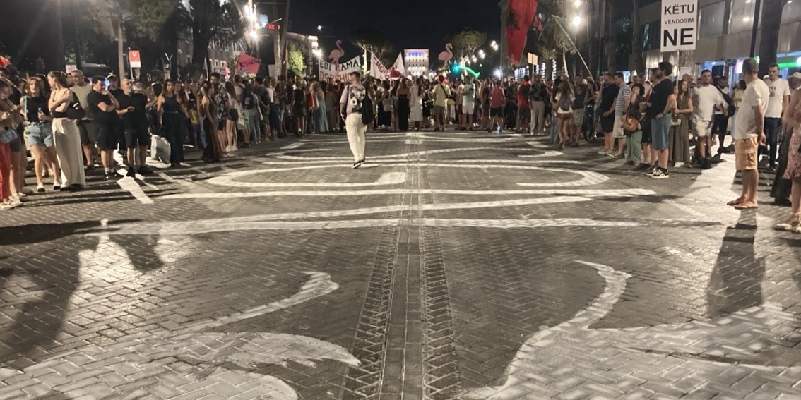Abendlicher Protest in Albanien